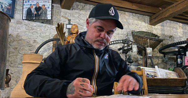 Ben Barbaud, fondateur du Hellfest signe les certificats du Cognac Hellfest "Réserve70"